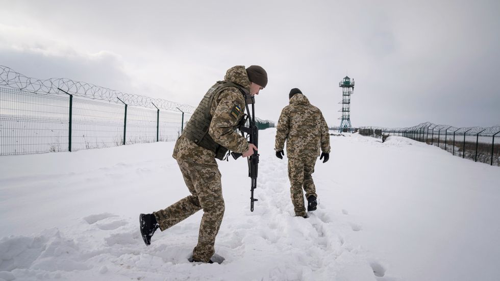 Flera världsledare har försökt lösa Ukrainakrisen med diplomatiska samtal. Bild från ukrainska gränspatruller som vaktar gränsen till Ryssland. Arkivbild.