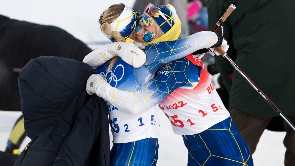 Efter att ha hämtat silvermedaljerna för lagsprinten väntar nu hemresa till syret för Jonna Sundling och Maja Dahlqvist.