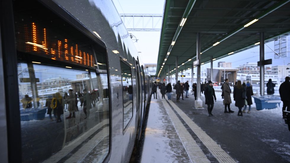 På pendeltågen i Stockholm ska tågvärdarna ersättas av övervakningskameror, skriver artikelförfattarna. 