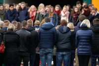 Eleverna på Joseph-Koenig-gymnasiet höll en tyst minut i dag för att hedra de 16 elever och 2 lärare som fanns med bland offren på planet. FOTO: Reuters