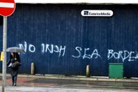 Graffiti i centrala Belfast: "Ingen gräns i Irländska sjön".
