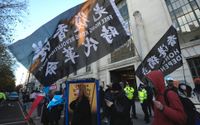 Demonstranter håller flaggor med texten "Hongkong självständigt" utanför Kinas ambassad i London den 10 december.