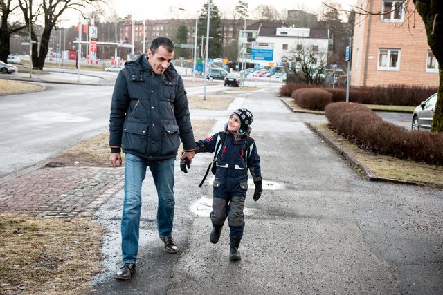 Khaled är här med sin sexårige son Rodan. Här är de på väg till skolan. Khaleds fru Nazi, sonen Abid och dottern Sham är fortfarande kvar i Syrien.