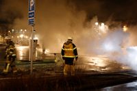 Räddningspersonal vid oroligheter i Rinkeby i Stockholm under kvällen.