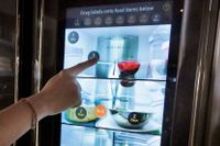 Under förra veckans mobilmässa i Barcelona presenterade Samsung sitt smarta kylskåp, som bland annat visar vad som finns i det.