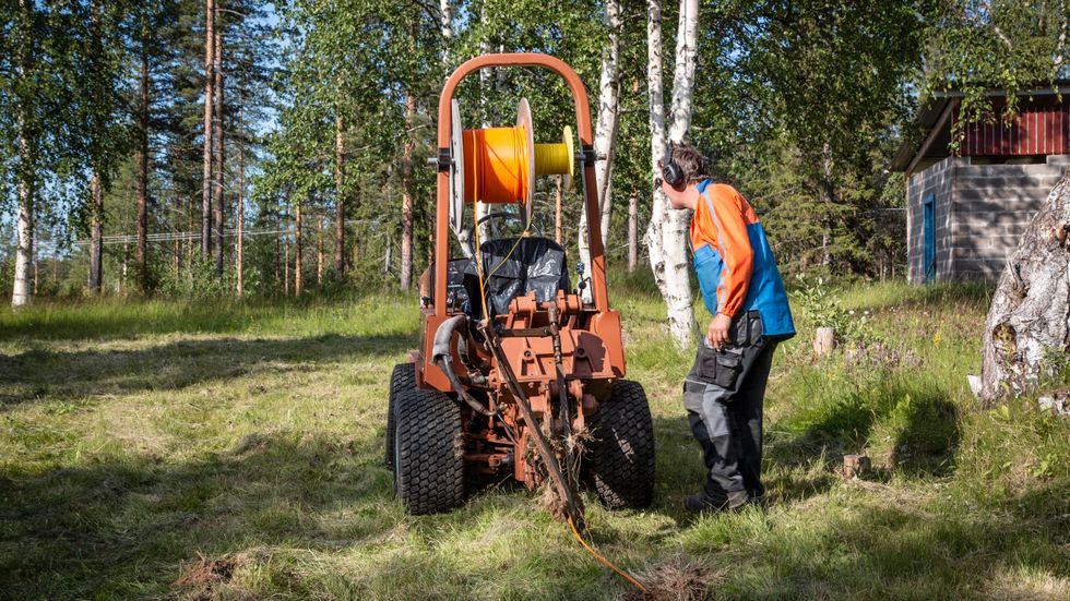 Installation av fiber för bredband på en fastighet i Norrbotten i juli 2019. 