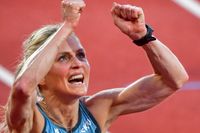 Therese Johaug höll inte igen med glädjen efter att ha klarat målet att springa 10 000 meter under 31 minuter och 50 sekunder.