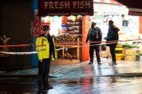 Polis vid platsen för ett av dåden Croydon i London. Bilden är tagen på fredagen.