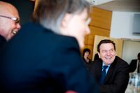 Tysklands förre förbundskansler Gerhard Schröder möter pressen i samband med tysk-svenska Handelskammarens årsmöte i Göteborg på onsdagen.