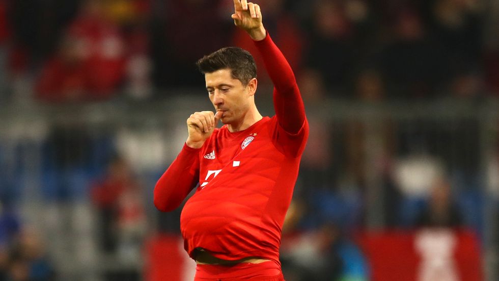 Bayern Münchens Robert Lewandowski firar 1–0-målet.