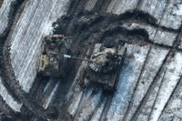 Bilden, som har distribuerats av Ukrainas militär, visar två förstörda ryska stridsvagnar på ett fält utanför Vuhledar där ett ryskt anfall motades. Bilden togs i februari.