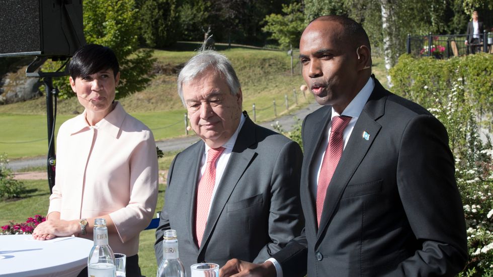 Somalias avsatte premiärminister Hassan Ali Khaire (till höger) tillsammans med FN:s generalsekreterare António Guterres (mitten), och Norges utrikesminister Ine Marie Eriksen Søreide vid ett möte före ett år sedan. Arkivbild.