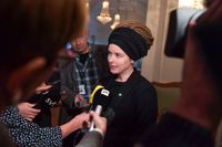 Kulturminister Amanda Lind pratar med reportrar under en pressträff i riksdagshuset i måndags.