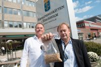 Snusfabrikörerna Peter Soergel och Peder Ölander fotograferade utanför förvaltningsrätten i Stockholm. Kompanjonerna driver snusföretaget Prillan Concept, och striden gäller om deras importerade snus är förädlat eller "skräp"-snus.