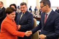 Polens premiärminister Beata Szydlo ersätts av finansminister Mateusz Morawiecki. Här skakar de hand på ett regeringsmöte tidigare i veckan.