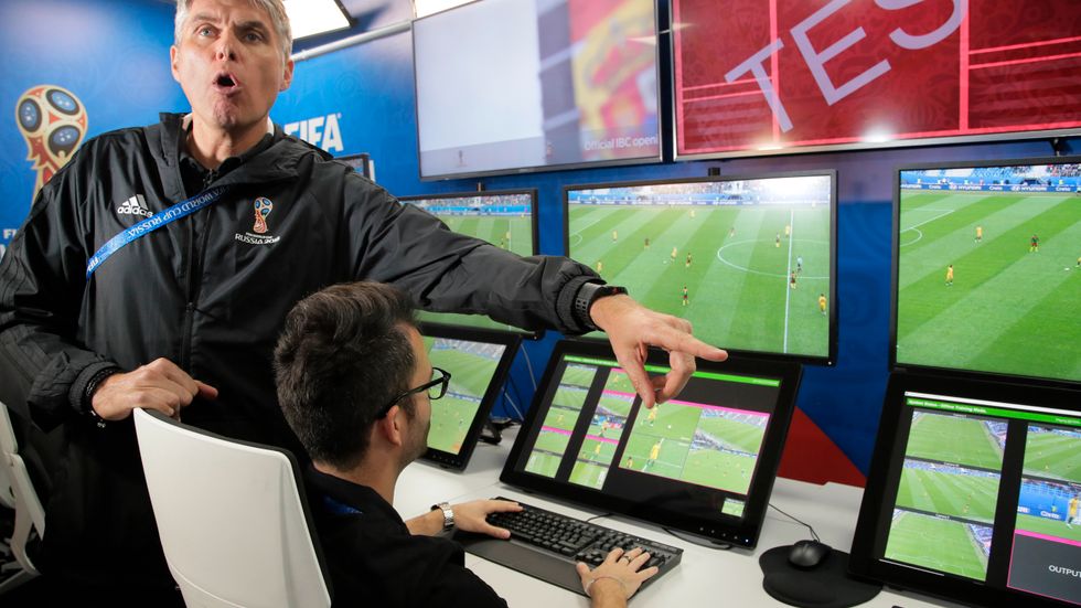 Uefas domarbas Roberto Rosetti, vänster, visade upp ett av de assisterande videodomarnas rum i samband med VM i Ryssland 2018. Arkivbild.