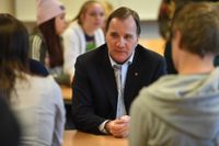 Statsminister Stefan Löfven träffar elever under ett besök på Midsommarkransens gymnasium tillsammans med gymnasie- och kunskapslyftsminister Anna Ekström.