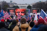 Donald Trump talar inför sina anhängare i en park intill Vita huset den 6 januari 2021.