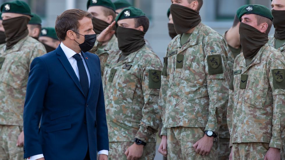 Frankrikes president Emmanuel Macron inspekterar litauiska Nato-soldater vid ett besök på militärbasen Rukla, tio mil väster om Vilnius.