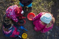 Barnen hittar på nya lekar vid vattenpölen. Gården är så stor och varierad och är det några som tröttnar är det snarast pedagogerna.