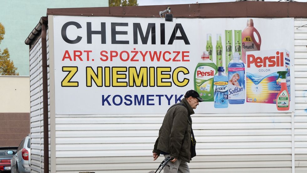 Skylt i Warszawa gör reklam för tyska varor. Arkivbild.