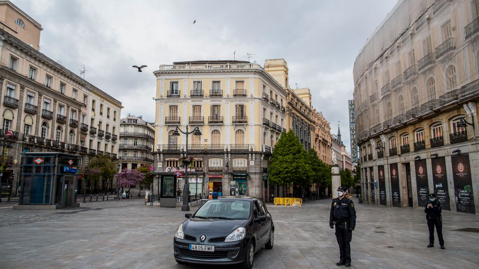 Tomma torg och patrullerande poliser i Spanien under utegångsförbudet i fjol. Arkivbild.