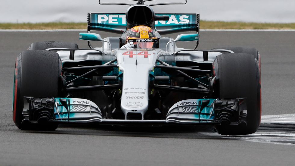 Mercedes Lewis Hamilton tar en kurva på hemmabanan Silverstone.