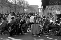 Parisbor vid cafébord på Champs-Élysées, 29 april 1951.