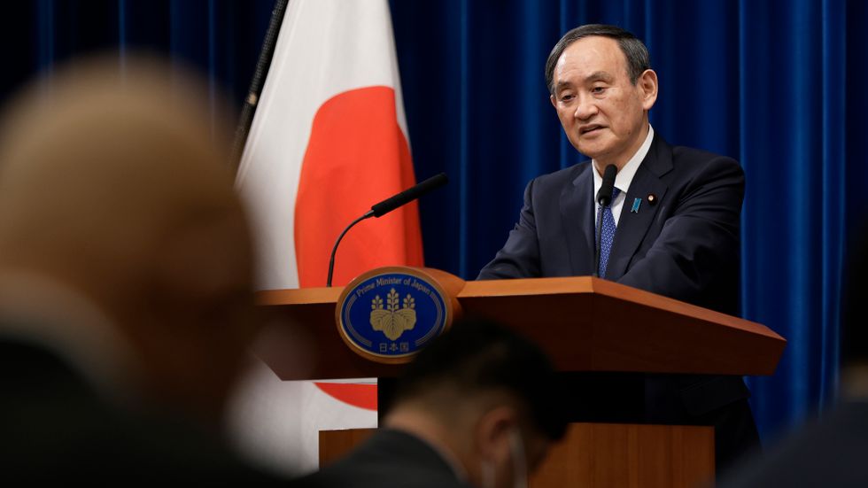 Premiärminister Yoshihide Suga meddelade de nya restriktionerna under en presskonferens på torsdagen.