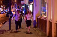 Människor springer från attentatsplatsen vid Borough Market i London.