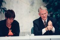 Den 10 november 1995 meddelar Socialdemokraternas vice statsminister Mona Sahlin sin avg ång efter kontokortsaff ären.