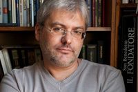 Jevgenij Vodolazkin föddes i Kiev 1964 och är verksam som expert på forntidens ryska litteratur vid Pusjkinhuset i Sankt Petersburg.