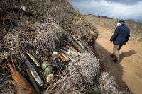 Skarp ammunition och sprängmedel på hög i utkanten av Stepanakert. Sidorna i konflikten om Nagorno-Karabach anklagar varandra för att ha använt fosfor. Arkivbild.