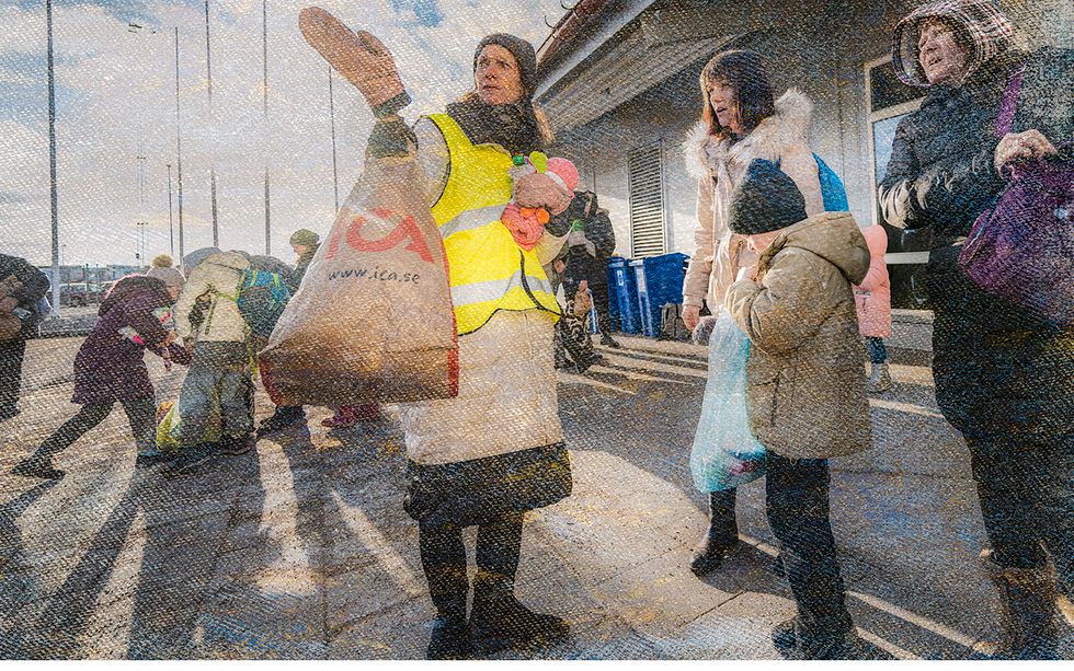  Volontärerna bjuder på varm och kall dryck och delar ut förnödenheter till de Ukrainska flyktingar som anländer till hamnen i Karlskrona. 