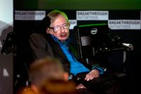 Fysikikonen Stephen Hawking föreläser i Stockholm på måndagen.