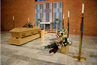 Begravningsceremonin har en viktig roll i att föra de anhöriga framåt i sorgearbetet. Men den uppgifter får en biroll i de flesta svenska ceremonier idag, skriver Sara Pellving, officiant vid borgerliga begravningar.