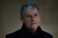 Ingela Strandberg, född 1944, har gett ut en rad böcker sedan debuten för 40 år sedan, huvudsakligen poesi. Hennes dikter rör sig i det egna landskapet i Grimeton i Halland där hon också är född och uppvuxen.