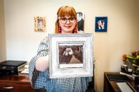 Caitlyn Dixson håller upp bilden av sitt eget ultraljud som fick henne att bli abortmotståndare. 