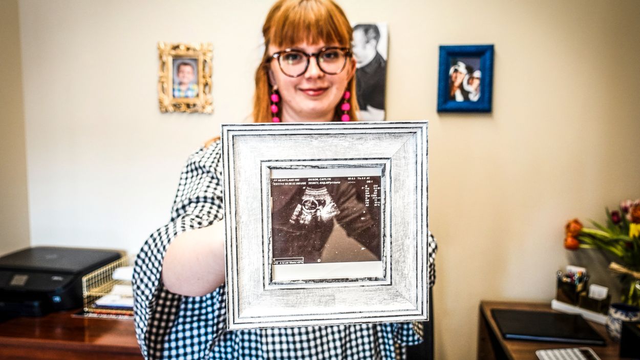 Caitlyn Dixson håller upp bilden av sitt eget ultraljud som fick henne att bli abortmotståndare. 