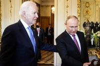 Joe Biden och Vladimir Putin på toppmöte i Genève i juni 2021.  Biden vill nu se att Putin arresteras.