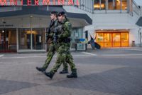 Soldater från Gotlands regemente patrullerar i Visby hamn på torsdagen.