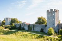 Ringmuren i Visby är inte den enda medeltida stadsmuren i landet.