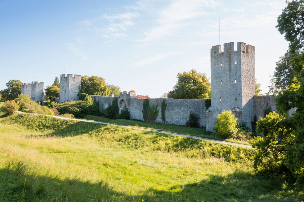 Ringmuren i Visby är inte den enda medeltida stadsmuren i landet.