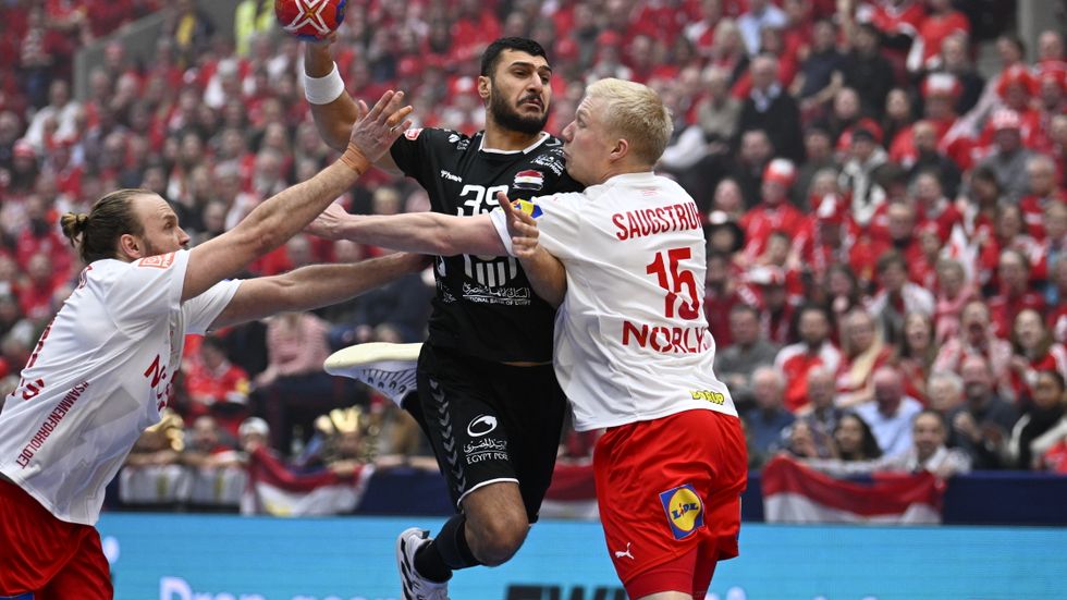 Egyptens Yehia Elderaa utmanar Danmarks linjespelare Henrik Møllgaard och Magnus Saugstrup. Egypten föll i gruppfinalen i Malmö arena och ställs nu mot Sverige i VM-kvartsfinal.
