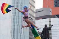 En högtflygande deltagare i Mexikos Pride-parad.