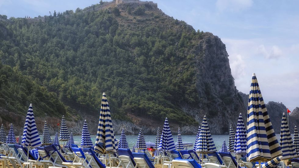 Flera svenska charterturister i turkiska Alanya krävs på ytterligare betalningar av sina hotellrum.