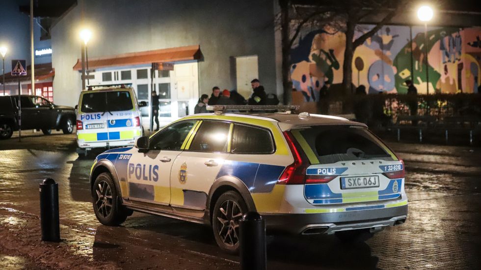En man hittades på söndagskvällen skjuten i centrala Skarpnäck i södra Stockholm.