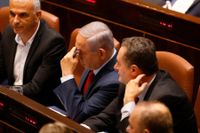 Benjamin Netanyahu (mitten) i samband med onsdagens röstning i knesset. Nyval är utlyst till september.