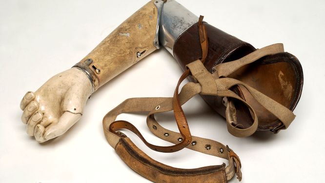 Armprotes i trä och aluminium, 1800-tal.