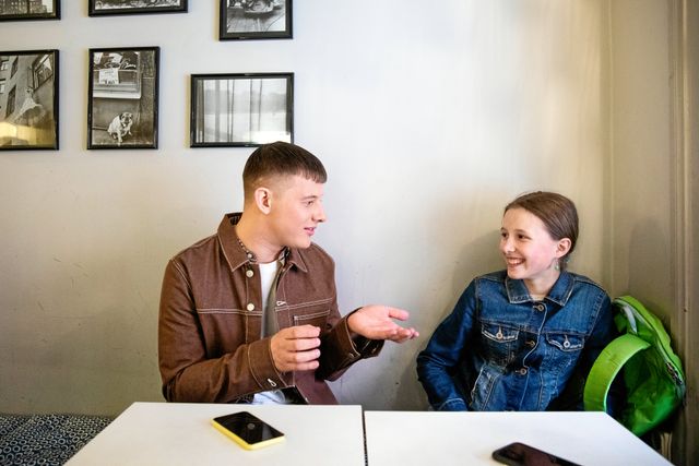 Sebastian Walldén berättar för juniorreportern Yasmine om hur han började med musik och varför han sökte till Idol.